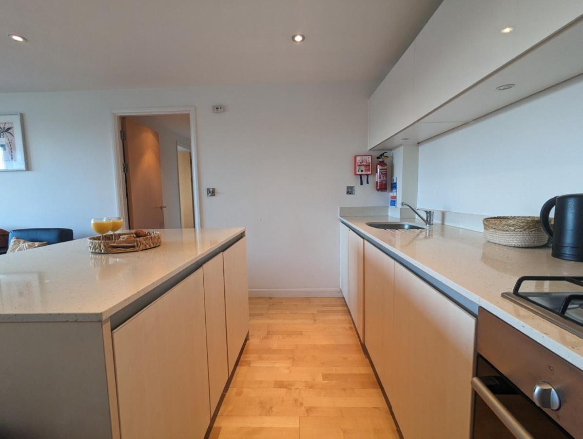 Apartment 100M From Fistral Beach- Underground Parking-Surf Shower & Locker- Sleeps 6 新码头 外观 照片