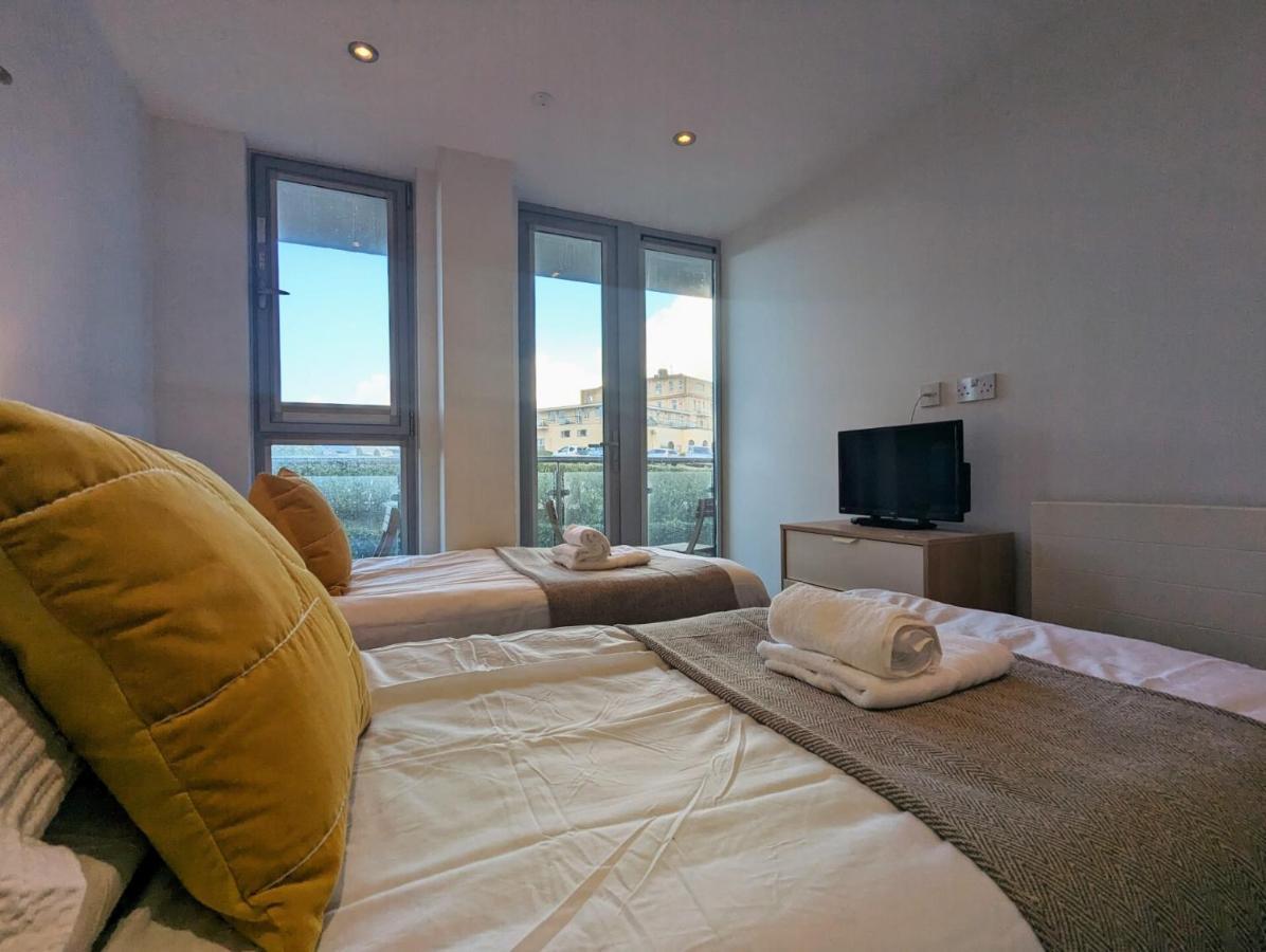 Apartment 100M From Fistral Beach- Underground Parking-Surf Shower & Locker- Sleeps 6 新码头 外观 照片