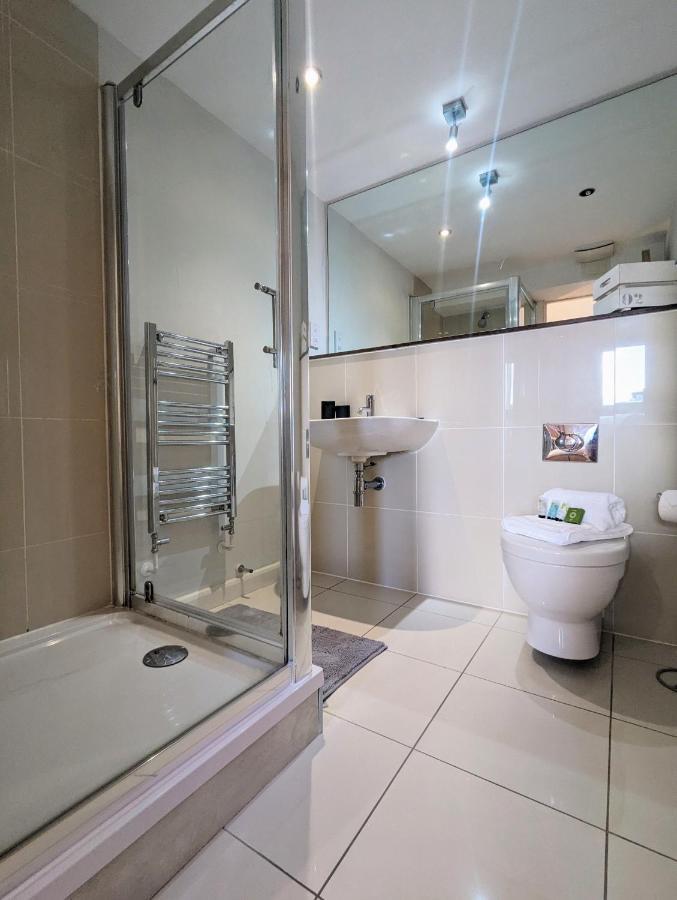 Apartment 100M From Fistral Beach- Underground Parking-Surf Shower & Locker- Sleeps 6 新码头 外观 照片