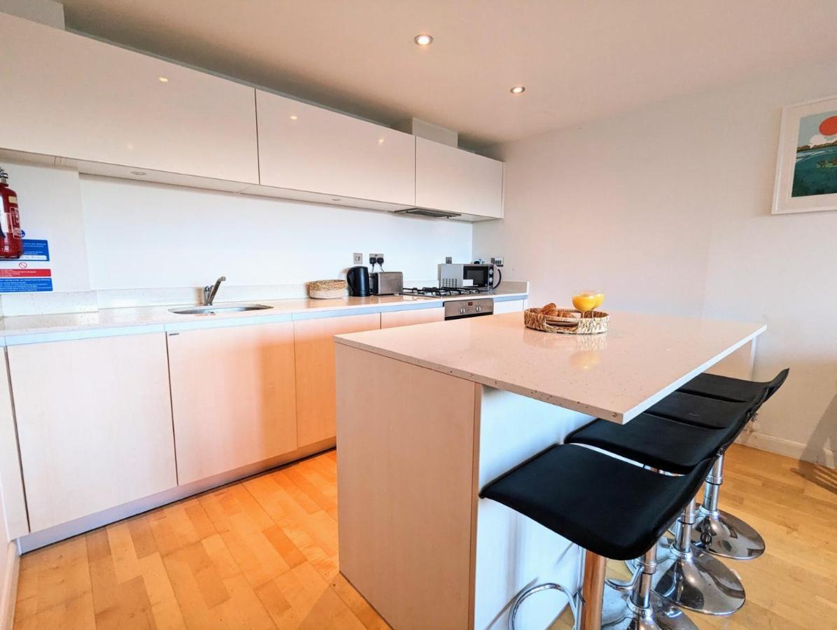 Apartment 100M From Fistral Beach- Underground Parking-Surf Shower & Locker- Sleeps 6 新码头 外观 照片